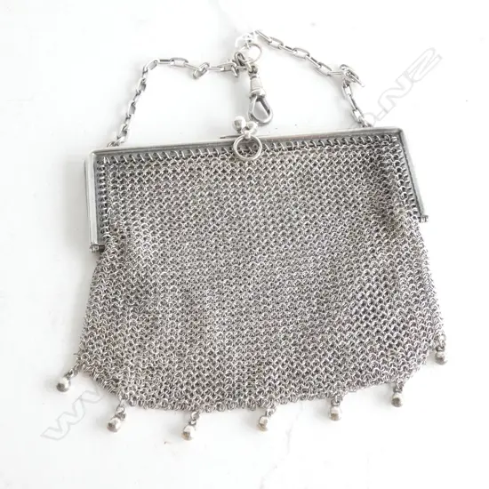 LADY'S .800 SILVER MESH EVENING PURSE. 89gm