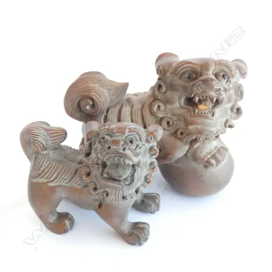 2 BOXWOOD OKIMONO; LION DOG & PUP L.90mm