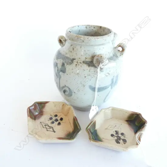 CHINESE PROVINCIAL TEA POT H.130mm & 2 SMALL DISHES