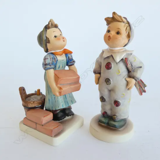 PR HUMMEL FIGURINES; #305 BUILDER BOY & 328 CARNIVAL BOY H. 150MMM