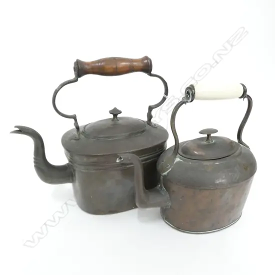 2 VICT COPPER TEAPOTS H 270 MM