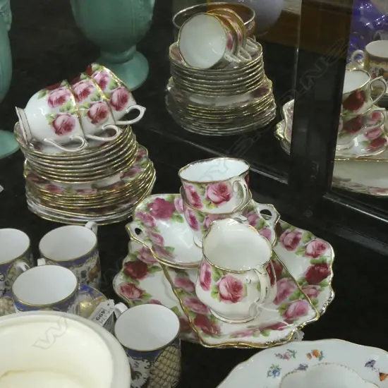 26 PCE ROYAL ALBERT 'OLD ENGLISH ROSE' PART TEA SERVICE...