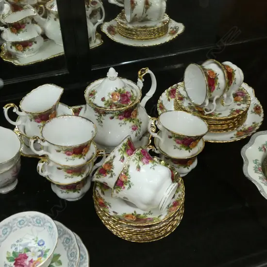31 PCE ROYAL ALBERT OLD COUNTRY ROSES TEA SET...