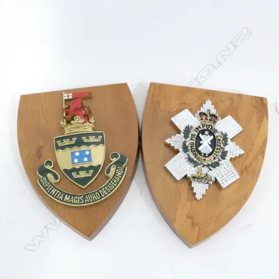 2 WOODEN PLAQUES w. CRESTS  - MOTTO OF SCOTLAND & UNIVERSITY OF WELLINGTON 175 X 135mm