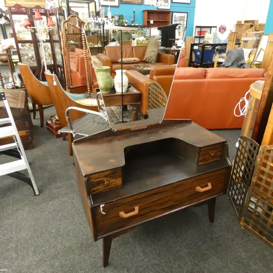 VINTAGE MIRRORED DRESSER...