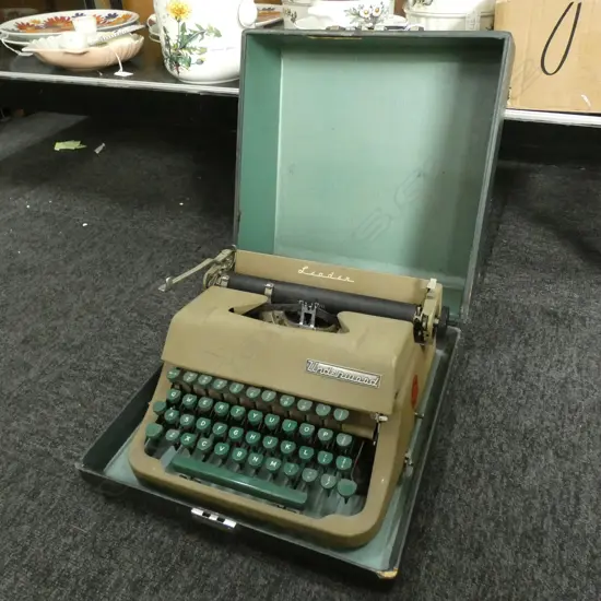 UNDERWOOD 'LEADER' TYPEWRITER