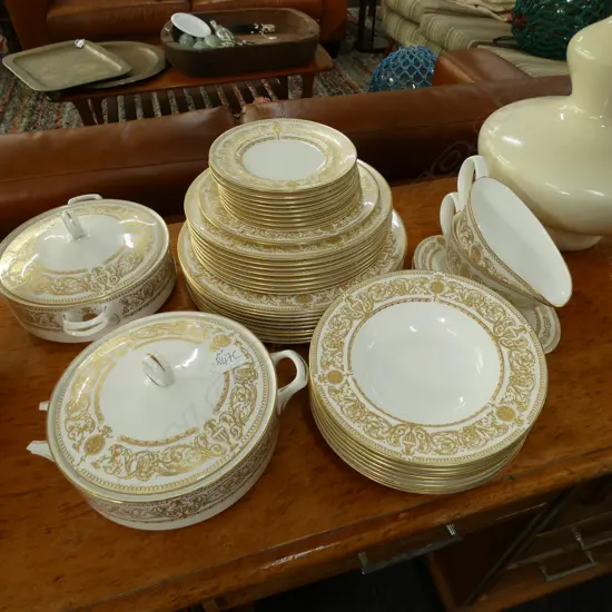 ROYAL WORCESTER 'HYDE PARK' DINNER SET...