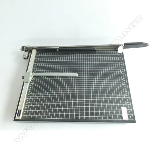 GUILLOTINE  PAPER CUTTER