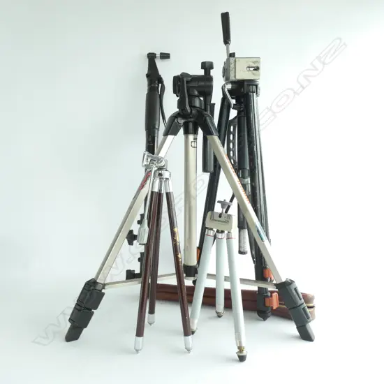 4 TRIPODS + EXTENSION BAR