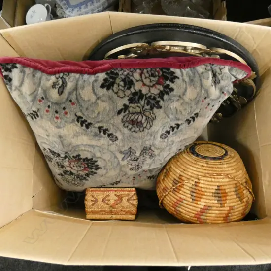 BOX LOT RETRO MIRROR, PR CUSHIONS, 2 WOVEN BOXES