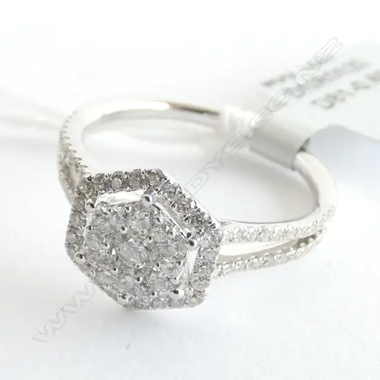 18CT WHITE GOLD AND DIAMOND CLUSTER RING TDW 0.60ct