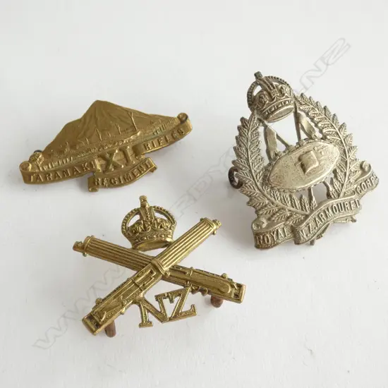 3 WWI BADGES; ARMOURED CORPS, NZ MACHINE GUNNERS, TARANAKI RIFLES