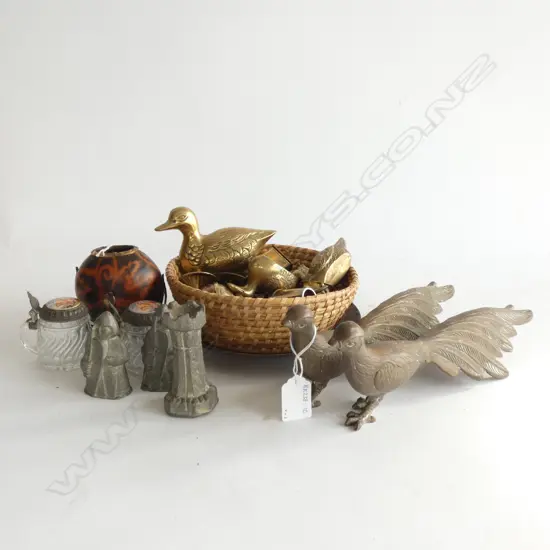 COLLECTION OF MINI BRASS ITEMS, PR BRASS PHEASANTS, DUCKS, MINI GLASS STEINS & MATE GOURD