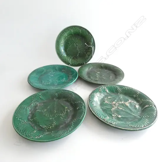 5 ASSORTED GREEN MAJOLICA PLATES DIA. 205MM - SOME HAVE CHIPS