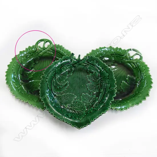 3 LEAF GREEN LEAF SHAPED MAJOLICA PLATES (1 A/F) 250 X 230MM