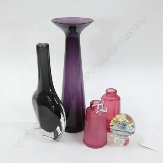 5 GLASS ITEMS; ORREFORS VASE / MUSHROOM PAPERWEIGHT / CRANBERRY GLASS BOTTLES/ AUBERGINE VASE H. 205MM 
