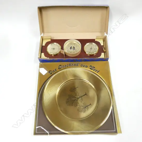 SKS TREE ENGRAVED COPPER PLATE (DIA 290MM) (BOXED) & WOODEN BAROMETER (300X 125MM)(BOXED)