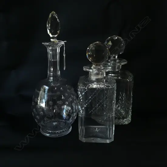 3 GLASS DECANTERS W. STOPPERS H. 295MM - STOPPERS A/F