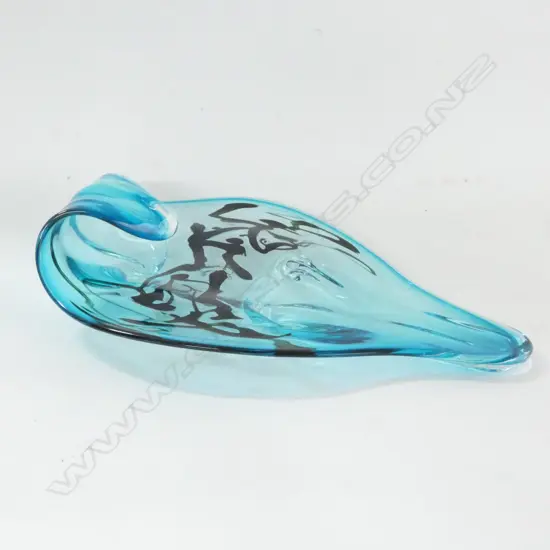 NZ GLASS BLOWN STUDIO DISH BY JAN KOCIAN  / SIGNED & DATED 2012  L. 330 MM