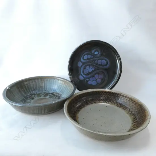 3 PCS NZ POTTERY; BRIAN GARTSIDE PLATE (DIA 195MM) & 2 LG PAUL MELSER BOWLS