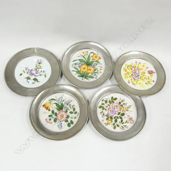 5 BASSANO HAND PAINTED WALL PLATES WITH PEWTER FRAMES DIA 260MM