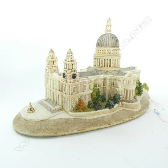 LILLIPUT LANE BRITAIN'S HERITAGE - ST PAUL'S CATHEDRAL - WITH BOX & CERTIFICATE 