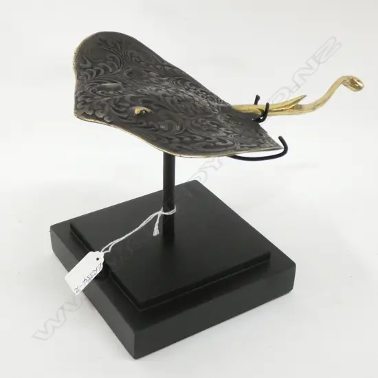 MODERN BRONZE STINGRAY ON STAND. L.315mm.