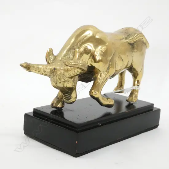 SCULPTURE OF A POLISHED BRONZE BULL. L.145mm