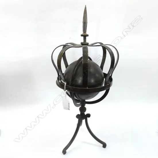 METAL CROWN DIA. 200MM & METAL SPINNING ORB ON BASE H. 430MM 