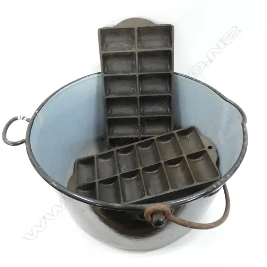 LG CAST IRON PRESERVING PAN (DIA 360MM) & 2 CAST IRON GEM IRON TRAYS 