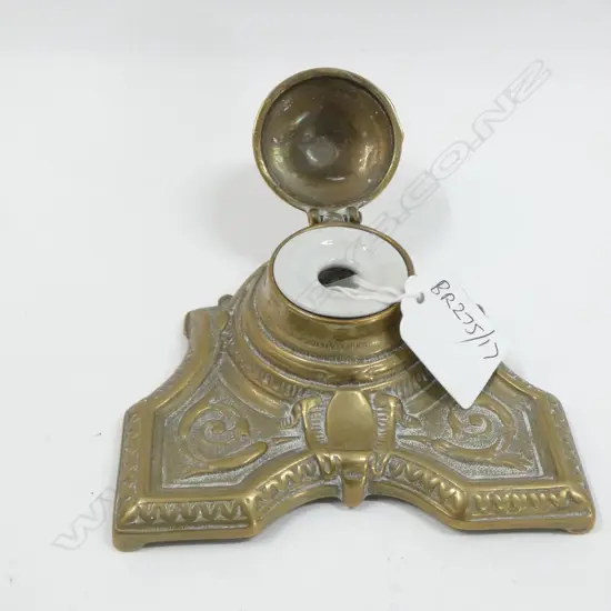 SMALL VINTAGE BRASS INK STAND W.115mm