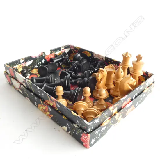 SET OF WOODEN CHESSMEN