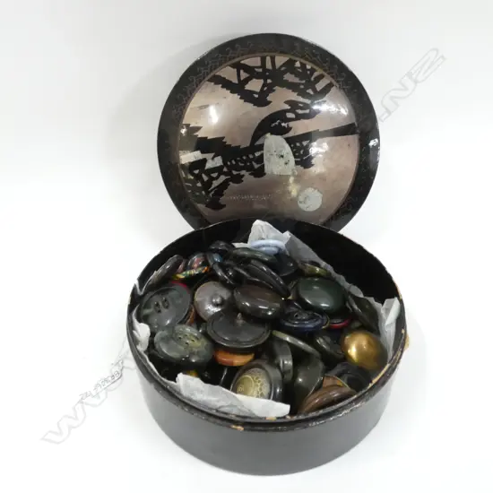 ORIENTAL LIDDED BOX OF ASSORTED COMPOSITION BUTTONS (BOX  DIA  180MM) 