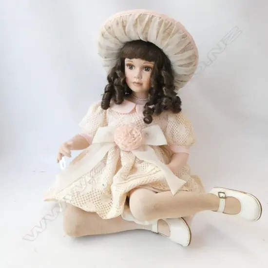 LG PORCELAIN SITTING DOLL IN PINK DRESS & HAT H, 450MM