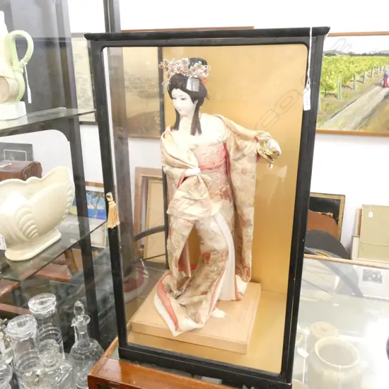 LG JAPANESE DOLL IN GLASS CABINET ( 675 X 380 X 320MM)