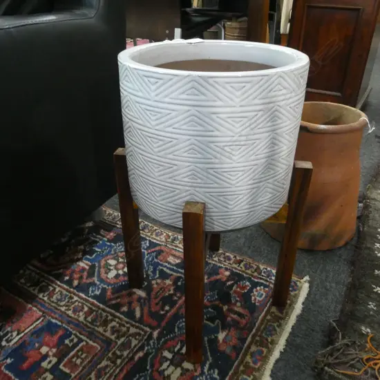 CERAMIC PLANTER ON WOODEN STAND H.535mm