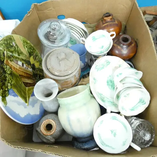 LG BOX LOT GLASS / POTTERY / CUTLERY / WEDGWOOD ETC..