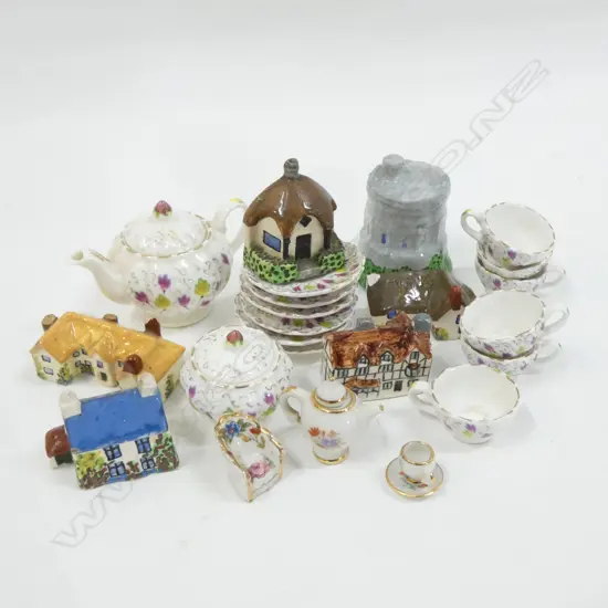 SM BOX MINIATURE HOUSES & TEA SETS INC. 14PC ARTONE INCL TEAPOT