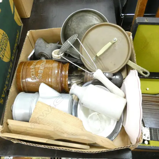 MIXED BOX KITCHENALIA ETC. INCL. MINCER / CARVERS / ALUMINIUM COFFEE MAKER ETC.