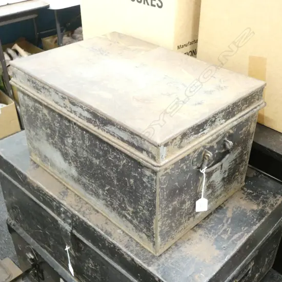 BLACK PAINTED METAL STORAGE TRUNK 480 X 320 X 290 - SURFACE RUST & SCRATCHES