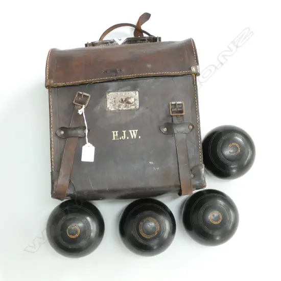 LAWN BOWLS WITH CASE