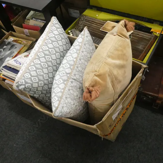 BOX OF QUALITY SOFT FURNISHINGS (4 DESIGNER CUSHIONS AND 2 DUVET COVER SETS - DOUBLE/QUEEN)