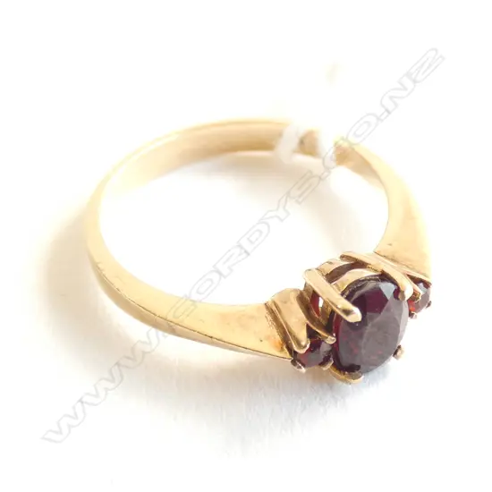 LADIES 9CT GOLD & GARNET RING 