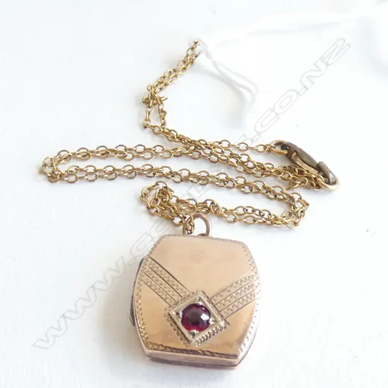 9CT GOLD & GARNET LOCKET & CHAIN 