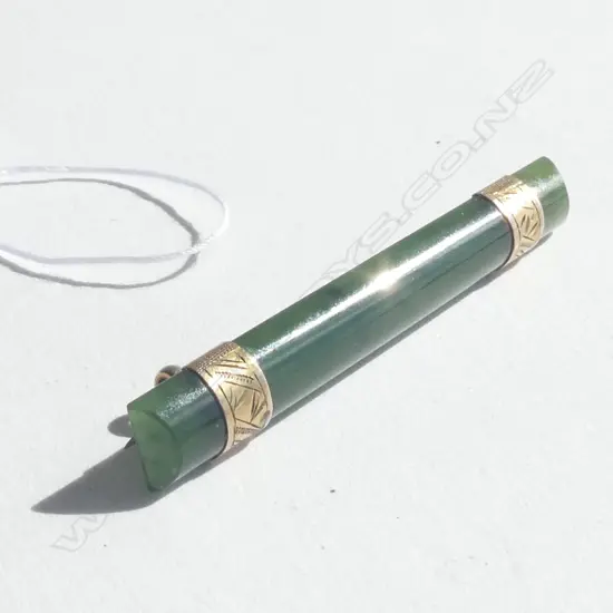 (19750/1) VINTAGE 9CT & POUNAMU BAR BROOCH