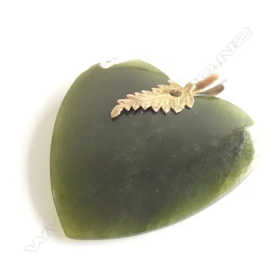 (19961) C1900 POUNAMU & 9CT GOLD HEART PENDANT