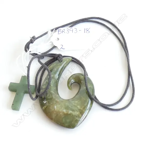 MAORI GREENSTONE FISH HOOK (POUNAMU) (L65MM) & SMALL CROSS