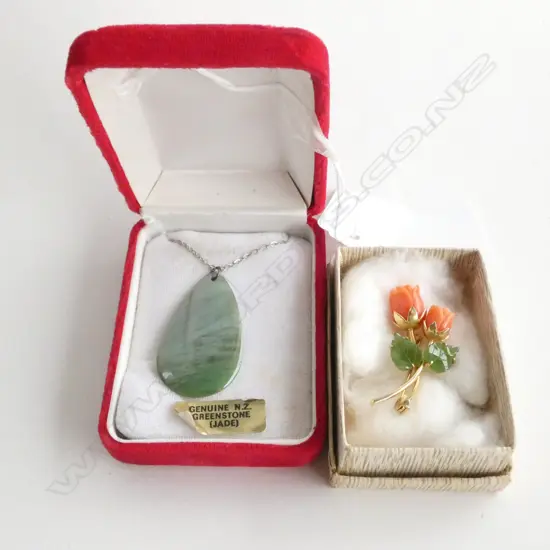 GREENSTONE NECKLACE + FLOWER BROOCH 