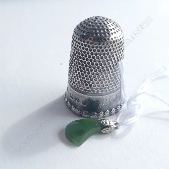 (gld0049) SILVER THIMBLE CHESTER 1900 + POUNAMU CHARM