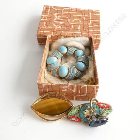 3 OLD BROOCHES INCL. MOSAIC BEADED + BLUE GLASS RING 